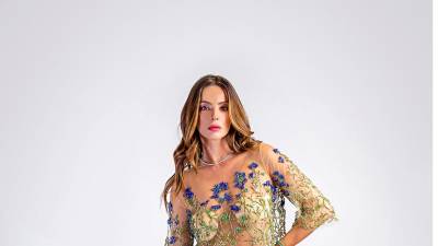 “También son protagonistas los vestidos largos con diseños ultrafemeninos decorados con bordados y cuentas que forman flores y figuras geométrica”, explica la asesora de moda Alicia López Ostolaza.