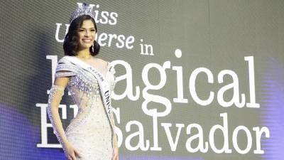 Sheynnis Palacios posó feliz en la sala de prensa después de ganar la corona como Miss Universo en El Salvador, sin imaginar lo que su gane desencadenaría en su país. Lastimosamente, ha sido un triunfo agridulce.