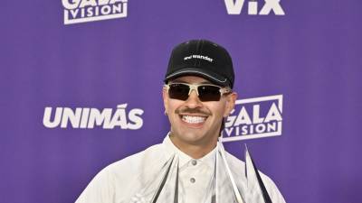 El cantante colombiano Feid con sus premios.