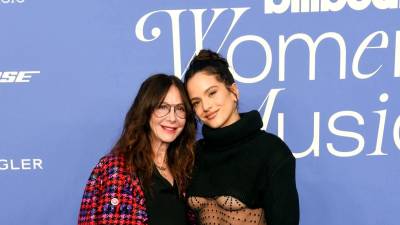 La presidenta y directora ejecutiva de Universal Music Publishing Group, Jody Gerson, posa junto a la cantante española Rosalía a su llegada a la ceremonia de entrega de los premios Billboard Women In Music, celebrados el miércoles 1 de marzo en el YouTube Theatre en Los Ángeles, California.