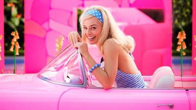 La bella actriz australiana Margot Robbie da vida a la icónica muñeca Barbie.