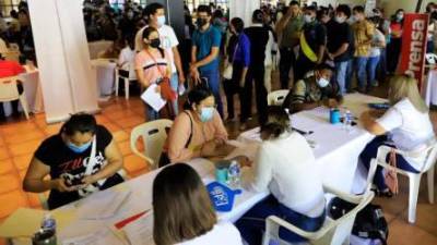 Jóvenes buscando empleo en SPS.