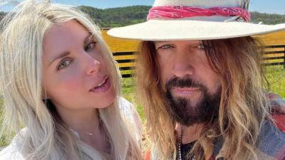 Firerose en una imagen con Billy Ray Cyrus.