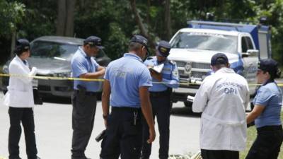 El cuerpo del hombre estaba a la orilla de la calle.