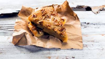 Dejar que se enfríe el pastel, cortar en pedazos y servir.