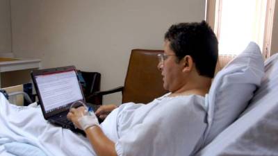 Félix Molina en su lecho de recuperación.