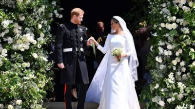Meghan Markle reveló que escondió una 'divertida sorpresa' para el príncipe Harry y la familia real británica en su vestido de novia.