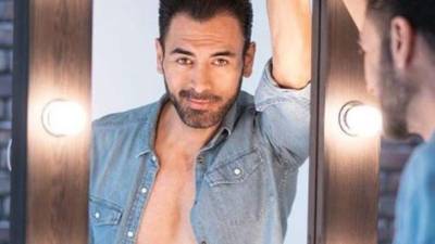 El actor mexicano Sebastian Ferrat, reconocido por su participación en la serie de Telemundo El Señor de los Cielos, murió el domingo a causa de cisticercosis, infección que contrajo al comer carne de cerdo en mal estado, informaron medios locales este lunes.