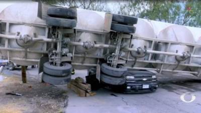 Ahora la preocupación de la pareja es auxiliar al vecino que le prestó la camioneta en la que viajaban.