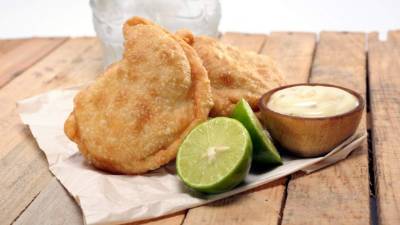 Acompañe las empanadas de camarones con un aderezo y limón.