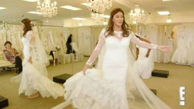 Caitlyn Jenner disfrutó probándose vestidos de novia.