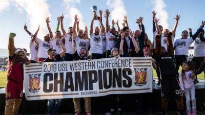 Real Monarchs festejó el campeonato conseguido. Douglas Martínez tuvo una gran temporada, aquí aparece al lado de la copa.