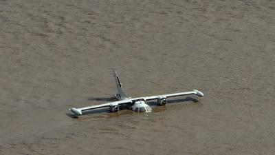 Avión parcialmente sumergido vista cerca de la base aérea Armando Escalón Espinal en el municipio de La Lima, en las afueras de San Pedro Sula. AFP