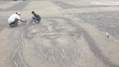 La obra, que muestra un rostro que representa a Jesucristo, fue realizada en una céntrica plaza de la capital guatemalteca.