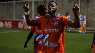 Jairo Róchez fue el encargado de anotar el primer gol de la UPNFM ante el Vida.