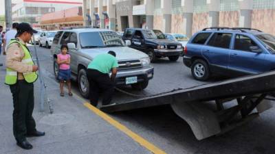 Las grúas no solo levantarán vehículos que estén estacionados en espacios prohibidos en San Pedro Sula, también auxiliarán a quienes tengan un inconveniente.