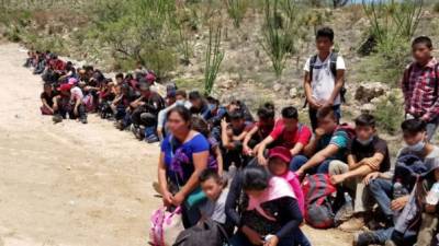 Los menores migrantes, la mayoría de Guatemala, fueron trasladados a un centro de detención.//