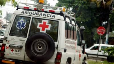 En una ambulancia trasladaron a la pareja al Hospital Mario Rivas.
