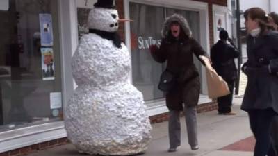 En el video se observa a un hombre disfrazado como uno de estos muñecos y moverse repentinamente cuando pasa alguien distraído. Foto YouTube.