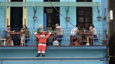Fotografía del 23 de diciembre de 2015 que muestra de un restaurante adornado con un Papá Noel en La Habana, Cuba. EFE