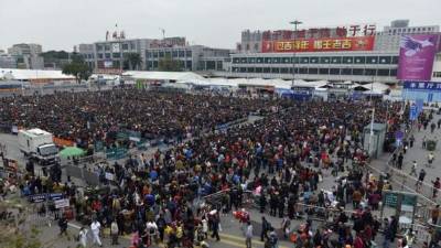 Los pasajeros esperan de pie más de diez horas el restablecimiento del servicio ferroviario. Foto cortesía de LaRazón.com