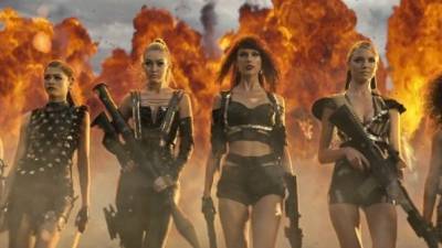 Taylor Swift junto con sus amigas en una escena de Bad blood.