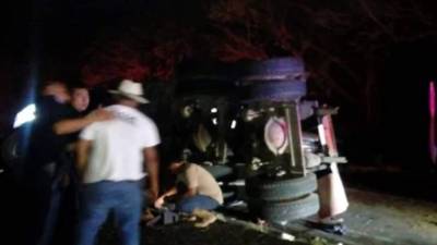 Unos 19 migrantes centroamericanos resultaron heridos la madrugada de este jueves en un accidente donde el tráiler donde se transportaban se volcó en la carretera costera de Veracruz, México. Fotos: redes sociales.