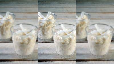 Para servir coloque el arroz con leche en vasos y decore con coco rallado.