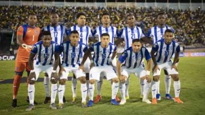 La selección de Honduras comenzó con pie izquierdo la Copa Oro al perder 3-2 ante Jamaica. Te presentamos lo que dice la prensa internacional sobre la caída de la Bicolor, además el jugador Romell Quioto es cuestionado por usar su celular antes de iniciar el partido.