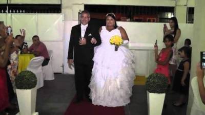 El paso de esta novia al altar fue inmortalizado por la equivocación de un DJ. Foto de YouTube.