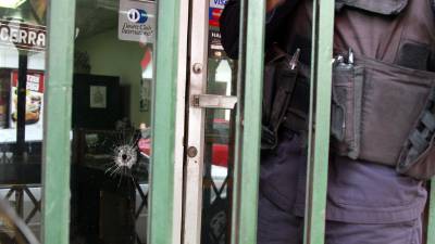 Uno de los daños en la joyería fue en el vidrio de la puerta principal.