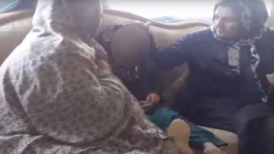 Las mujeres de la familia trataron de impedir el casamiento, pero el padre la vendió y casó supuestamente por necesidad.