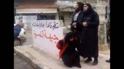 Una mujer siria fue ajusticiada en plena calle por los terroristas de Al Qaeda.