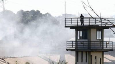 Las instalaciones del penal habrían sido incendiadas provocando que muchos presos se asfixien./Twitter.