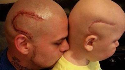 El padre publicó esta imagen con su hijo en redes sociales.