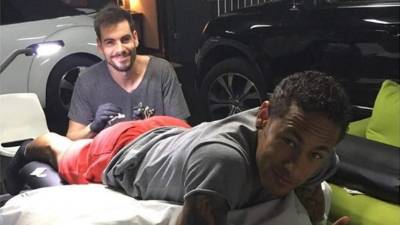 Neymar junto a su tatuador Miguel Ángel Bohigue.