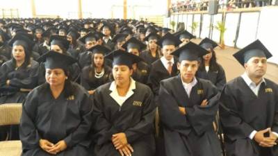 Los nuevos docentes durante su graduación.