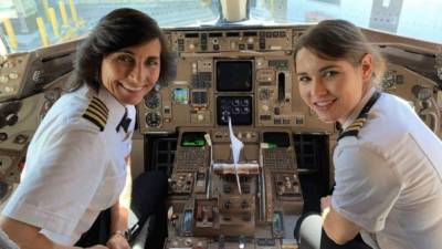 Una madre y su hija se convirtieron en el último fenómeno viral en redes sociales luego de que un pasajero compartiera una imagen de ambas piloteando una aeronave de la compañía Delta Airlines.