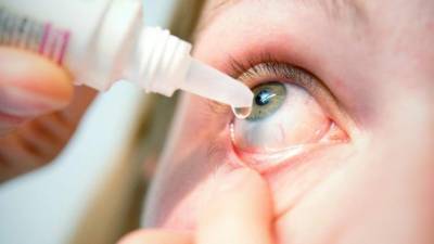 Aplíquese gotas médicas para controlar el ardor y picazón en los ojos.