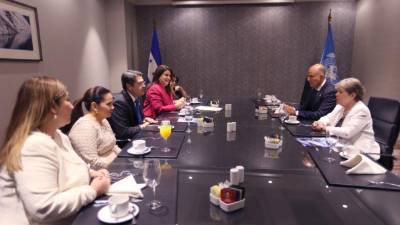 La directora de Cepal, Alicia Bárcena (der.) se reunió con la delegación hondureña encabezada por el presidente Juan Orlando Hernández.