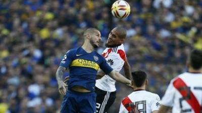 Pasaron más de 100 años de historia del superclásico argentino entre Boca Juniors y River Plate hasta que llegó la hora de jugar este sábado una inédita primera final por la Libertadores, la copa más deseada por sus hinchas. FOTO AFP.