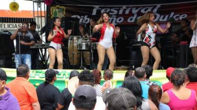 El grupo musical Chicas Samba deleitó con el ritmo punta; muchos bailaron. Fotos: Efraín V. Molina