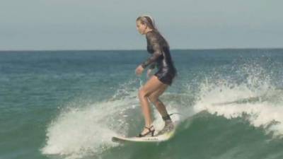 La surfista francesa Maud Le Car dominó las olas en tacones.