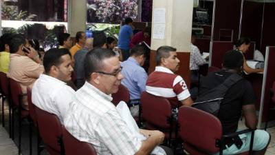 Los contribuyentes siguen acudiendo a pagar sus impuestos a la alcaldía.