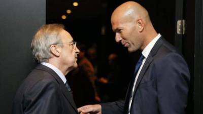 Zidane, entrenador del Real Madrid, causó revuelo este sábado al dejar entrever que el club madridista podría sumar más refuerzos antes del cierre del mercado de fichajes que será este lunes 2 de septiembre. Te presentamos los jugadores que suenan para unirse al equipo blanco.