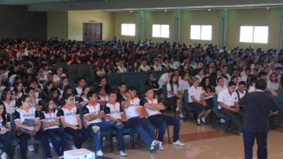 Estudiantes de las escuelas bilingües durante la charla impartida en un auditorio de la UTH.