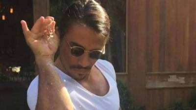 Salt Bae publicó un video de Maduro y su esposa, Cilia, comiendo carne en su restaurante en Estambul, generando indignación en Venezuela./Instagram.