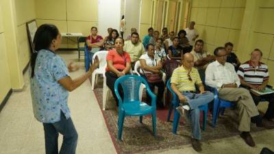 Empleados durante la capacitación.