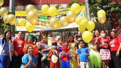 Liberaron globos como símbolo de esperanza.