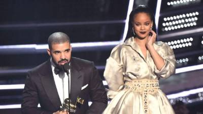 Rihanna y Drake, durante su participación.